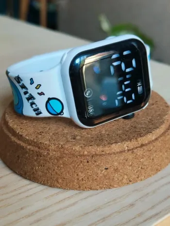 Montre digitale blanche et bleue, Stitch