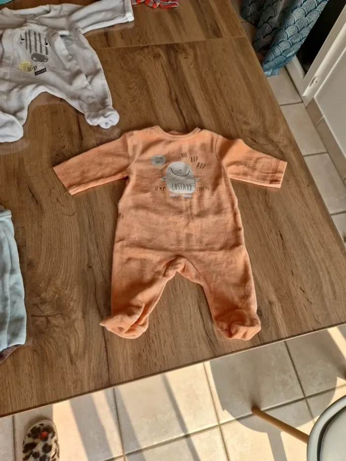 Lot - 2 bodies  + 3 pyjamas - 1 mois - photo numéro 2