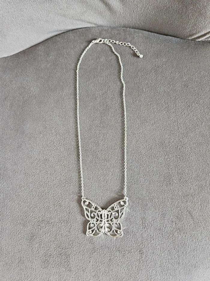 Collier papillon