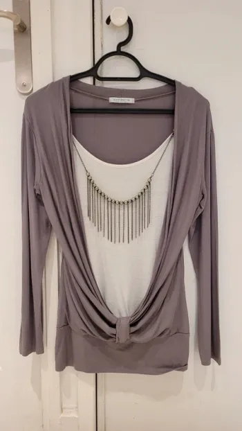 T-shirt manches longues taupe et blanc 2 en 1 avec bijou