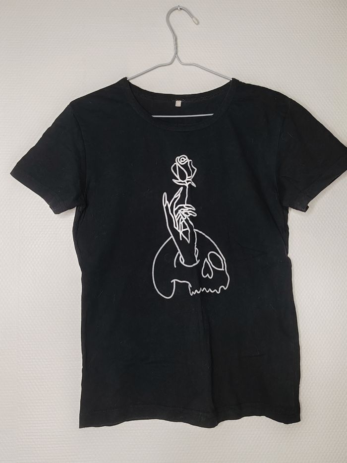T-shirt noir à motif rose et tête de mort - photo numéro 1