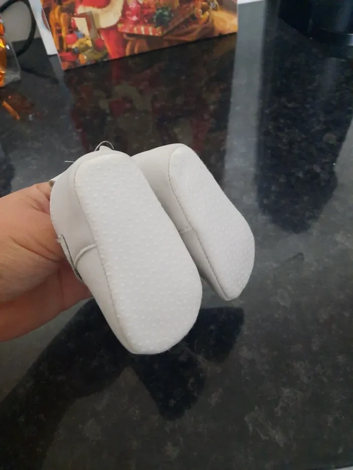 Petite chaussure blanche - photo numéro 3