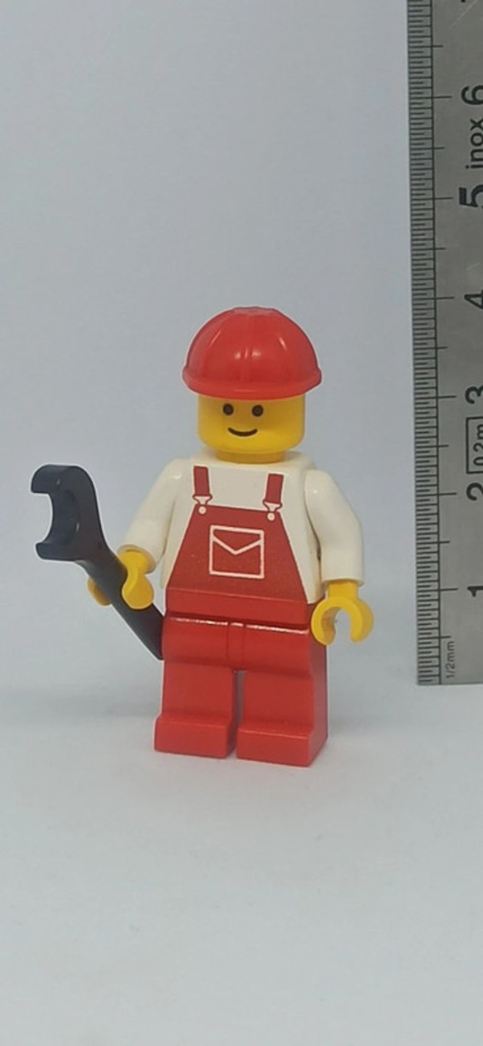 Homme cotte rouge avec clé lego