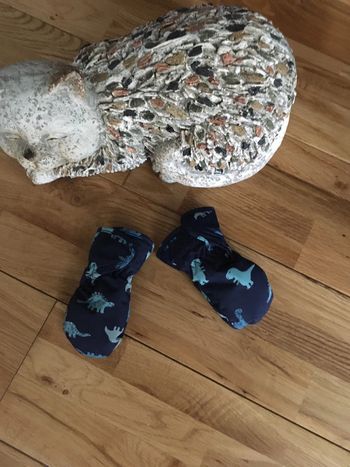 Jolies moufles dinosaures h&m 2-6 mois