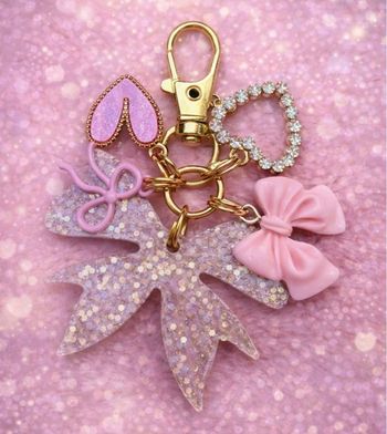 Porte clé noeud avec breloques 