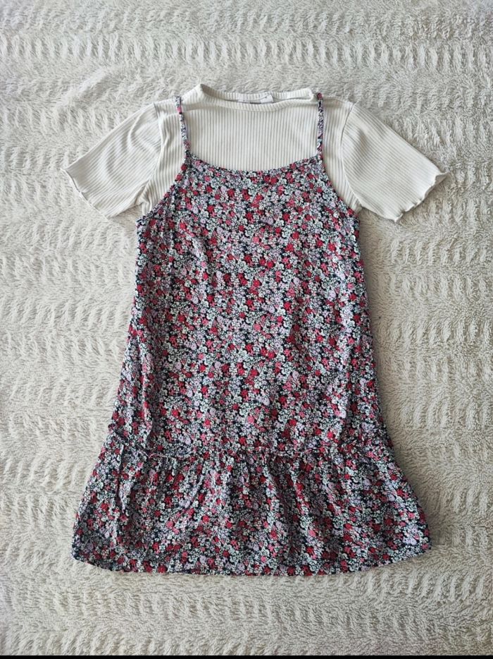 Robe avec t-shirt Primark taille 7-8 ans