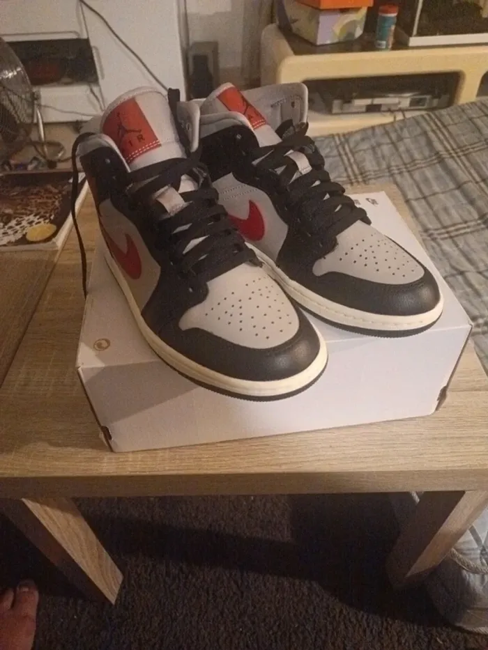 Air Jordan 1 mid pointure 38