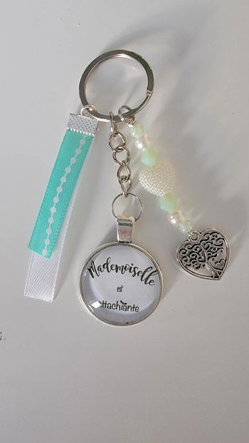 Cadeau humour, porte clé message bijoux de sac "attachiante"