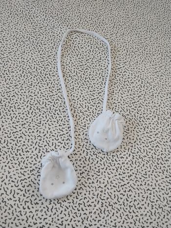 Paire de moufles bébé blanches – coton doux – étoiles gris – lien anti-perte – naissance