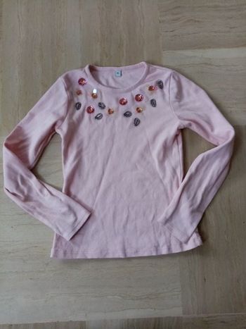 Haut avec fleurs brillantes et perles