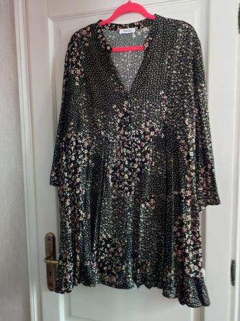 Robe évasée fluide boutonnée à volants, noir, fleurs roses et blanches, avec fils dorés "Paprika"