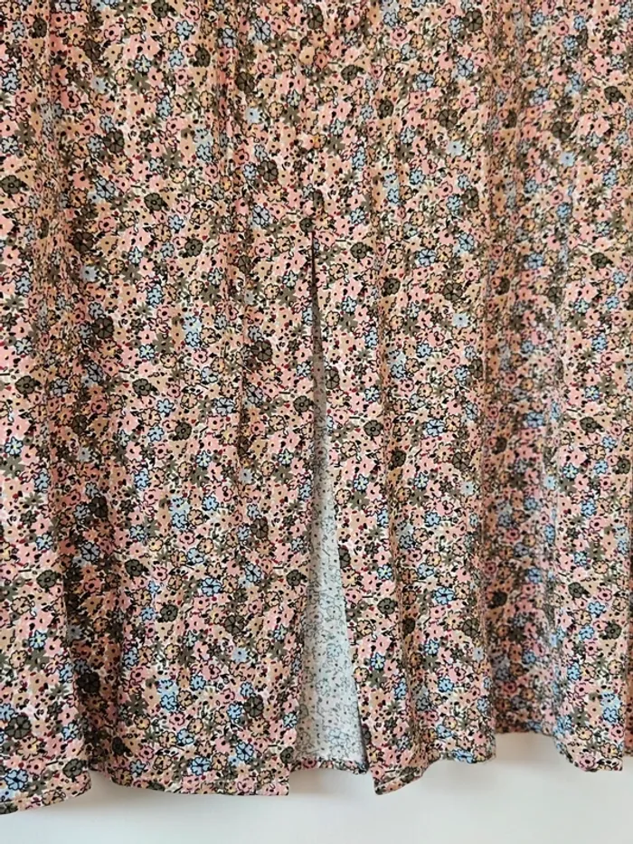 Jupe fleurie taille haute longueur mollet boutonnée avec fente avant Bizzbee taille 38 / M - photo numéro 3