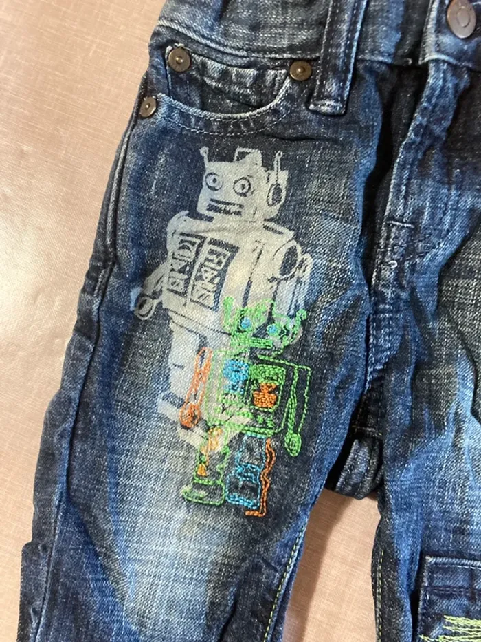 👖 Jean bébé BabyGap 6-12 mois – motif robot 🤖 - photo numéro 2