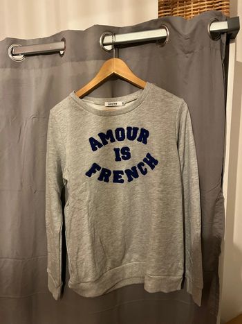 Sweat-shirt gris avec inscription