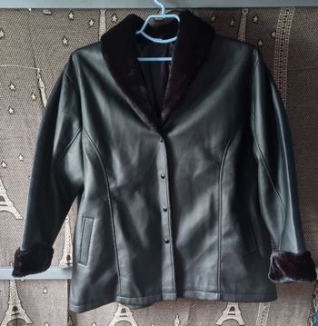 Manteau imitation cuir avec fausse fourrure taille 54-56