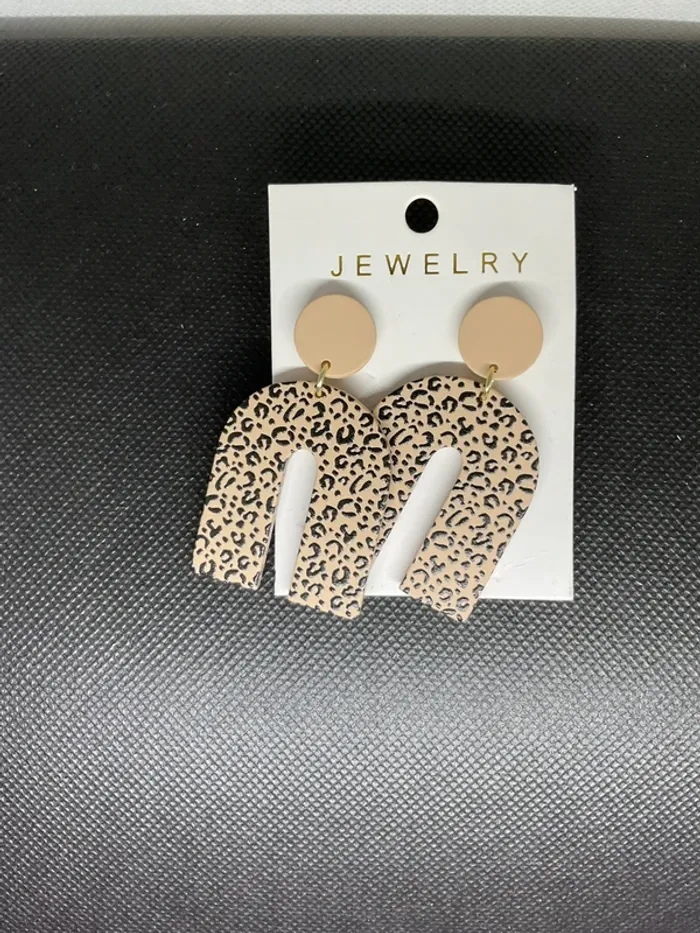 Boucles d’oreilles « U léopard » neuve