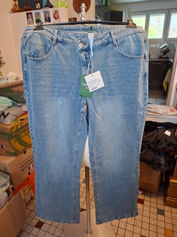 Jeans bleu  jambe large femme neuf taille 42 marque halara
Longueur 1 m 01
Prix 8 euro