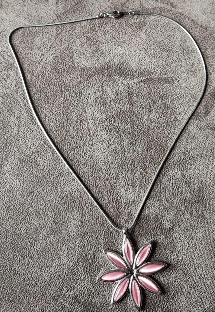 Collier avec fleur rose - photo numéro 3