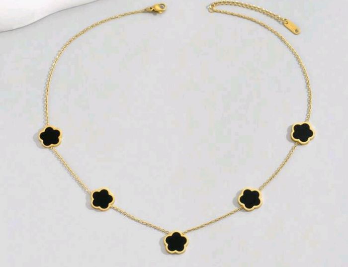 Collier fleurs cinq pétales tendance - photo numéro 2