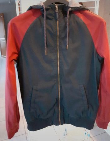 Blouson été à capuche marine et bordeaux