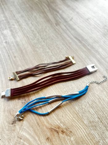 Lot de bracelets en cuir