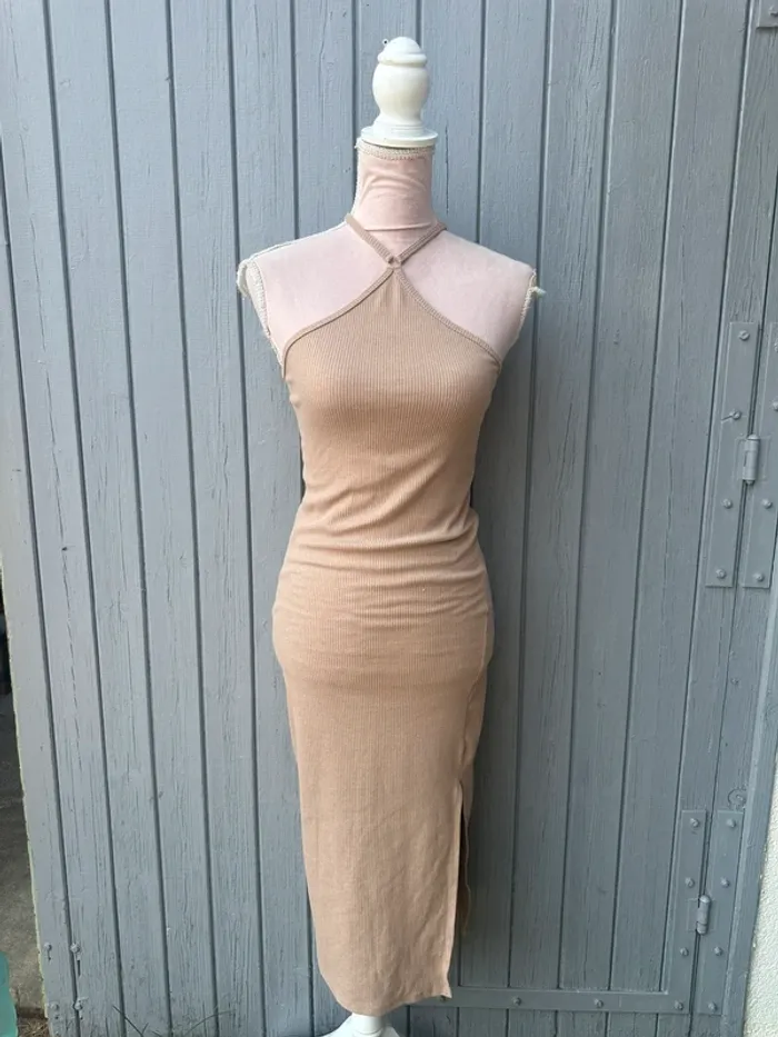 Robe d’été beige fines bretelles moulante longue