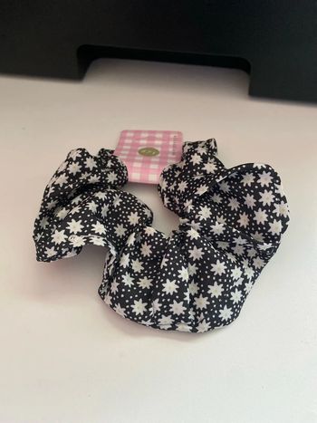 Chouchou noir à fleurs blanches