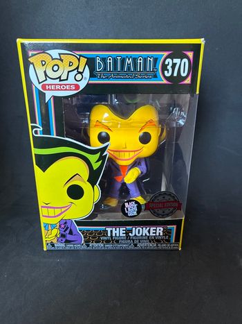 Funko pop the joker Batman 370 black light glown 