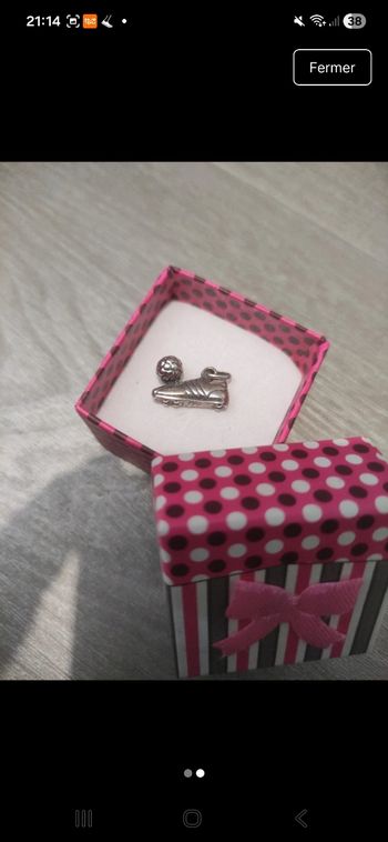 Pendentif chaussures de foot en argent neuf jamais porté
