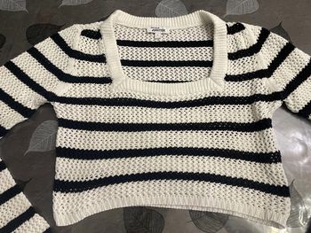 Pull court noir et blanc ajouré Jennyfer taille M