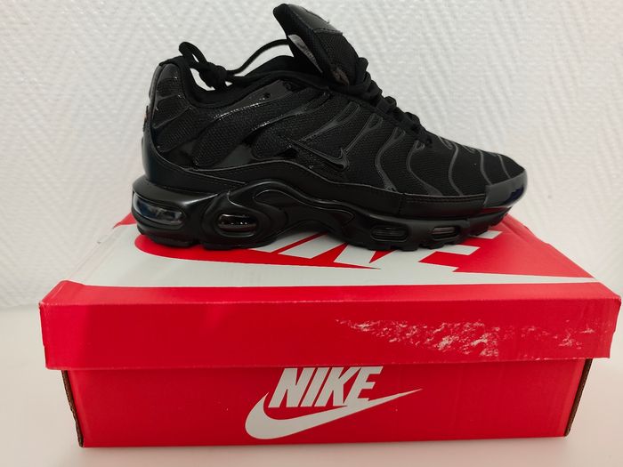 Nike air Max plus taille 43 Neuf avec étiquettes et emballage. - photo numéro 4