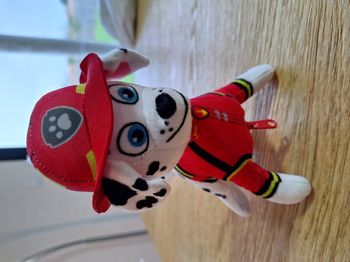 Peluche porté clé avec poche Pat Patrouille - chien pompier Marcus