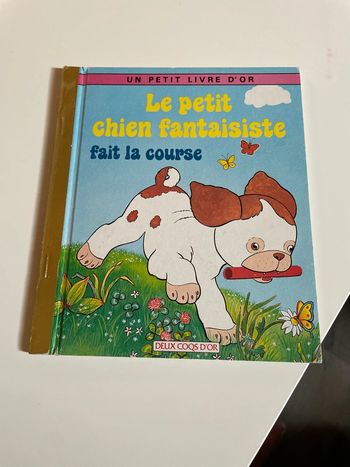 Le petit chien fantaisiste fait la course deux coqs d’or