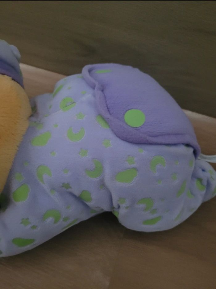 Peluche Disney Winnie phosphorescent - photo numéro 4