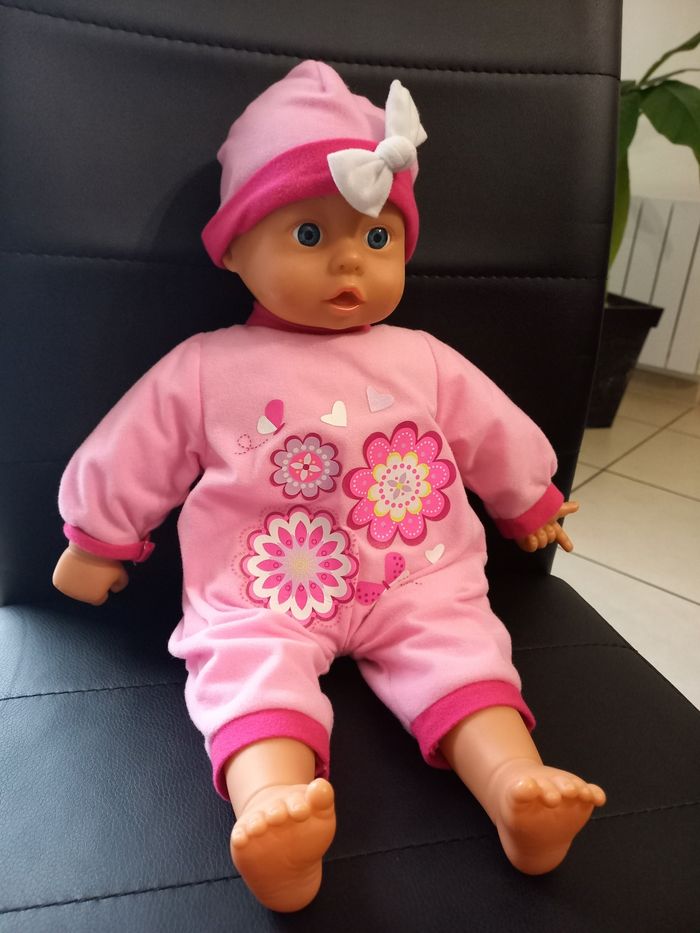 Poupée pleure rit parle