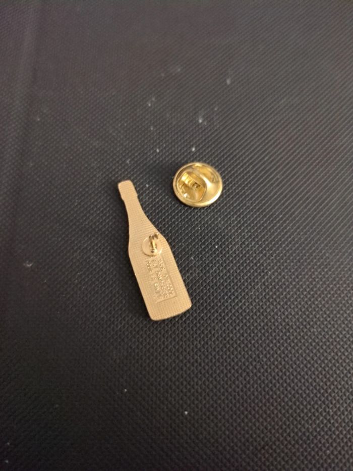 Pin's bouteille Champagne Laurent Perrier - photo numéro 2