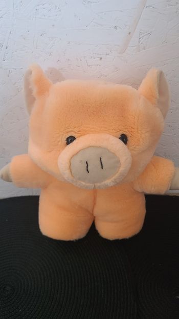 Peluche cochon déguisé en ours