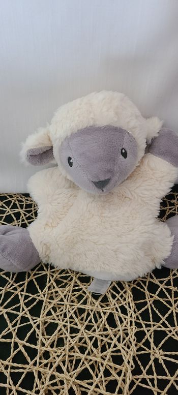 Doudou marionnette mouton blanc gris bandana bleu Tex