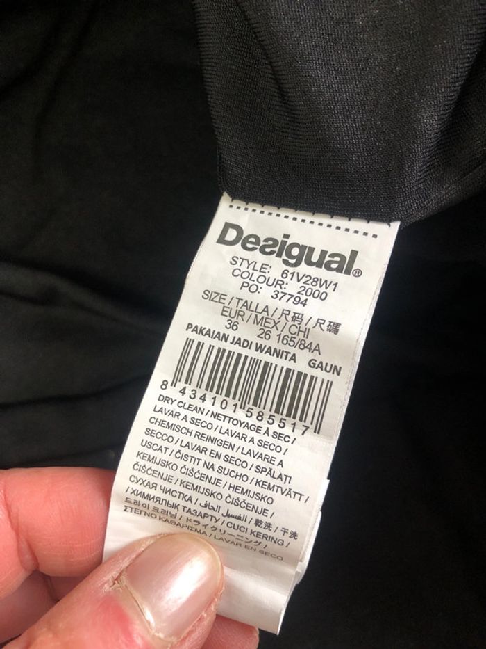 Très belle robe Desigual taille 36 noire et imprimée - photo numéro 5