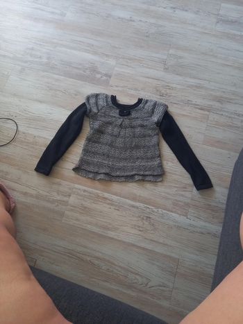 Pull noir et gris.
