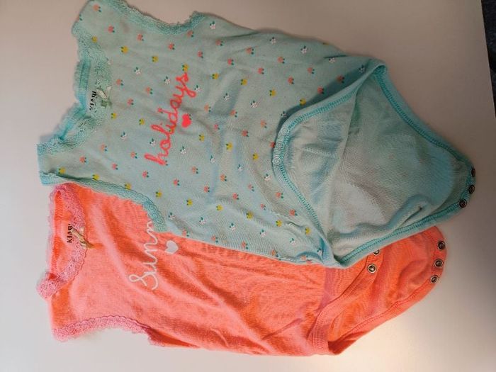 Lot 2 body sans manche kiabi 12 mois