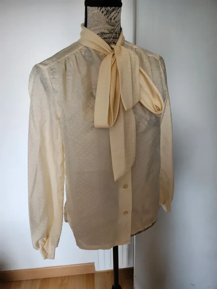 Magnifique Blouse vintage crème à lavallière – manches longues, style chic