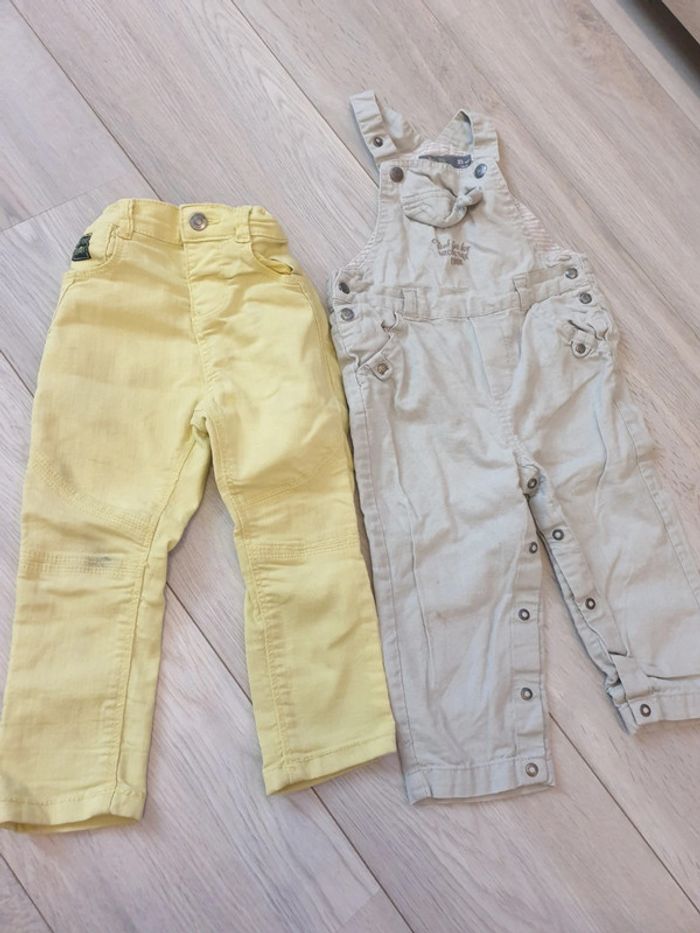 Lot comprenant 1 pantalon et une salopette taille 23 mois