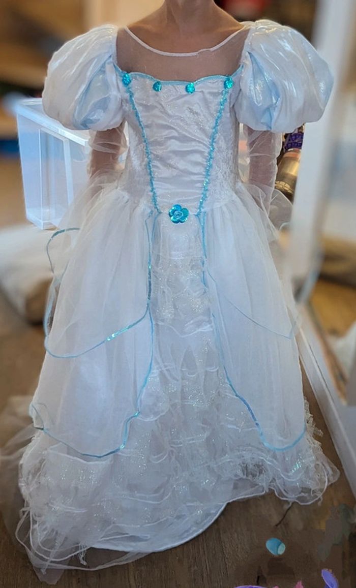 Robe mariée Ariel et bouquet Disneyland Paris 12 ans
