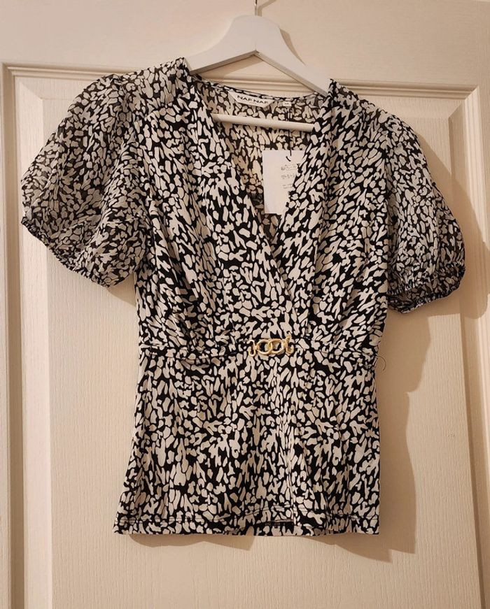 Blouse noire et blanche