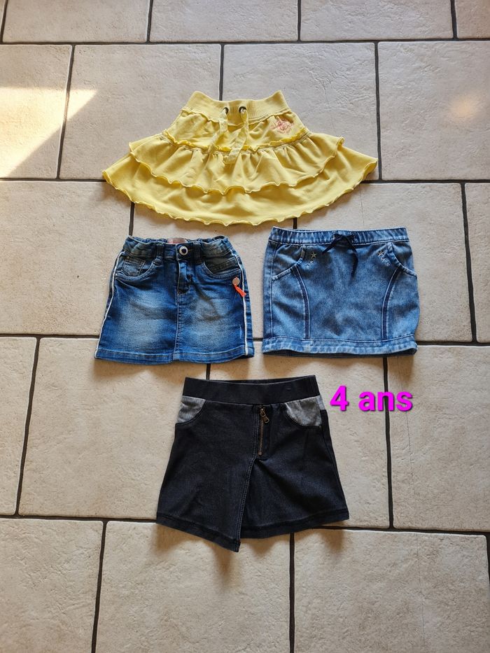 4 jupes taille 4 ans