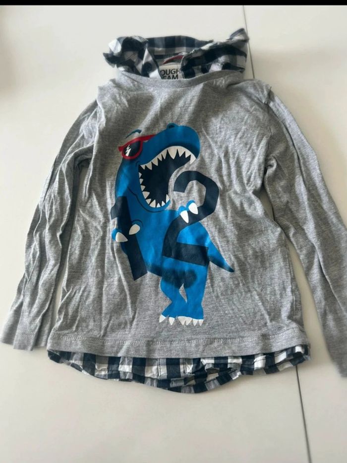 Tee shirt avec chemise à l intérieur attaché 110 cm