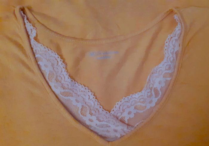 Joli tee-shirt ou tricot de corps à dentelle. Taille 50/52. U Collection. - photo numéro 2