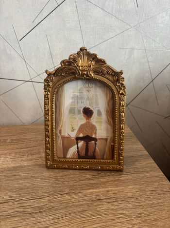 Cadre doré vintage avec illustration romantique – style ancien chic