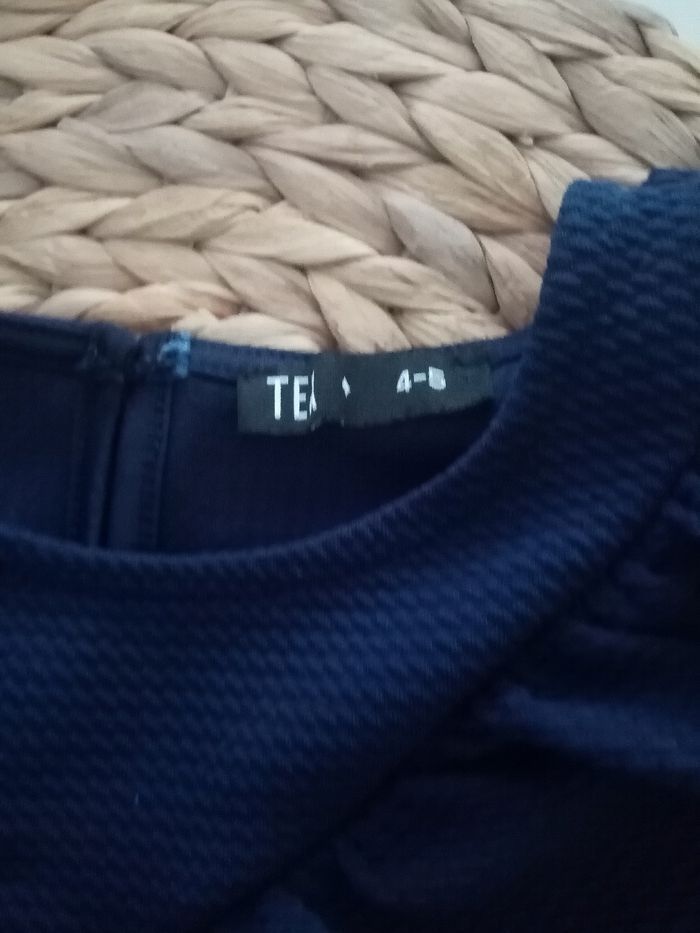 4/5 tex robe bleu marine a volant et paillettes /neuf sans étiquette - photo numéro 3